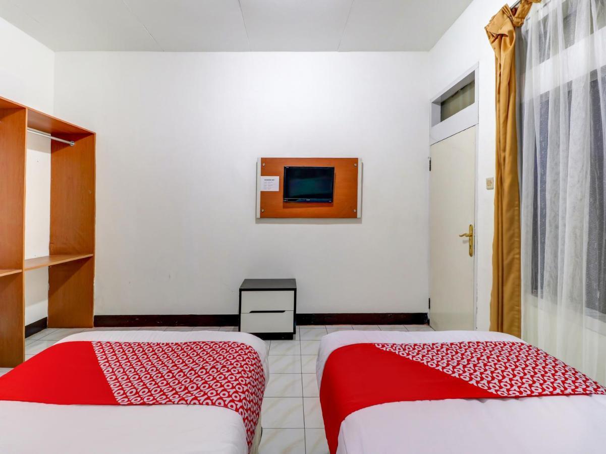 Oyo 3341 Ten Guest House Bandung Bagian luar foto