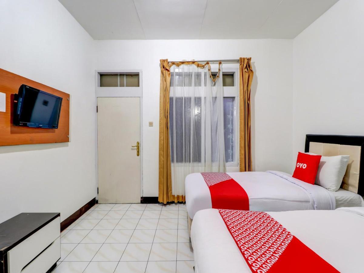 Oyo 3341 Ten Guest House Bandung Bagian luar foto